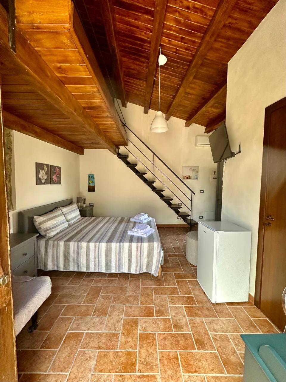 Roba Albanisi Hotel Aragona Bilik gambar